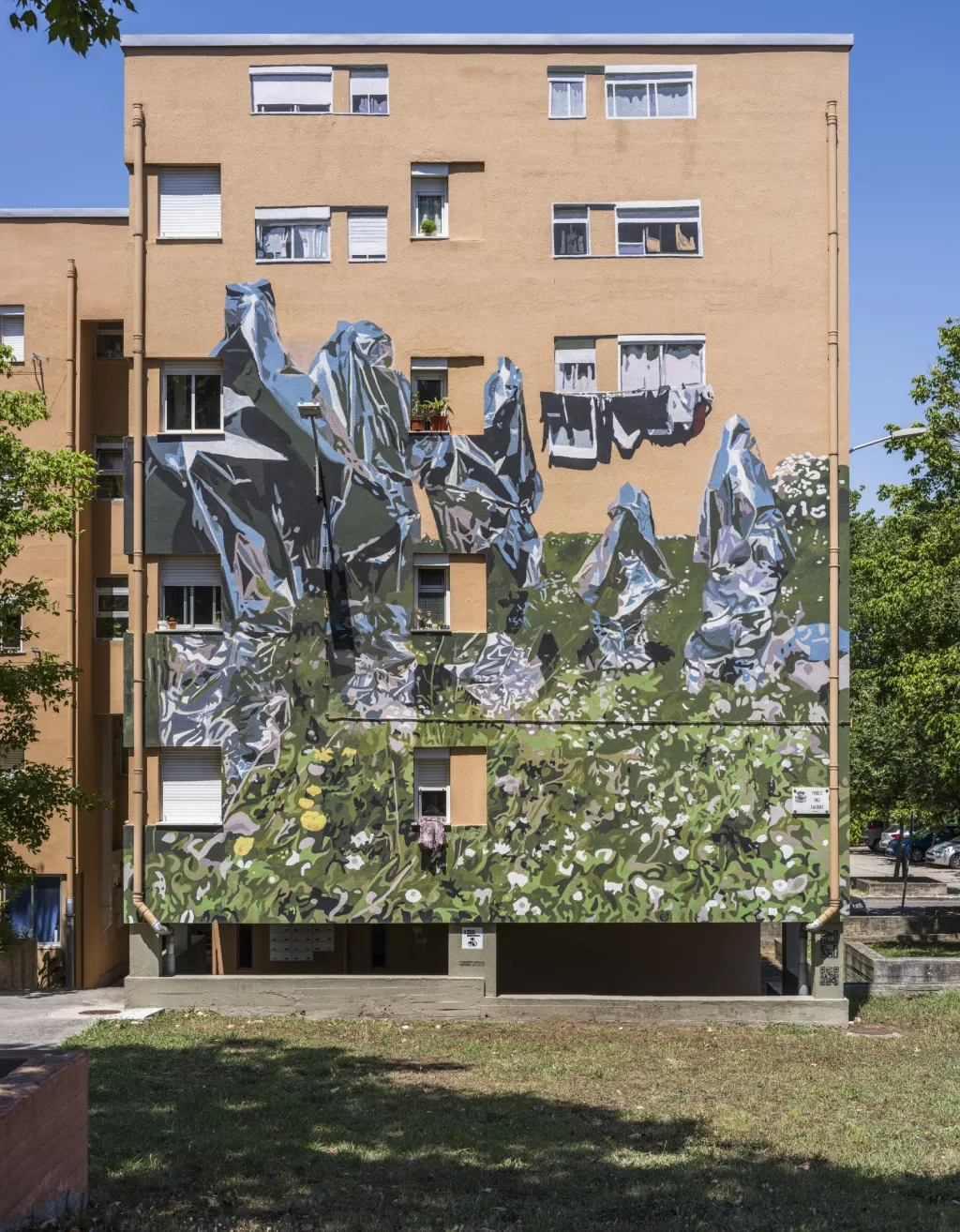 “Crystal Beings” mural by Wiola Stankiewicz and Suzanna Hope for Anti-House.